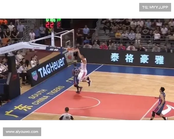 激烈对决上演篮球盛宴 NBA顶级球队争锋对抗引爆全场热血